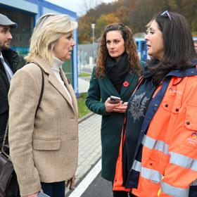 První dáma Eva Pavlová zvolila džíny a sako.
