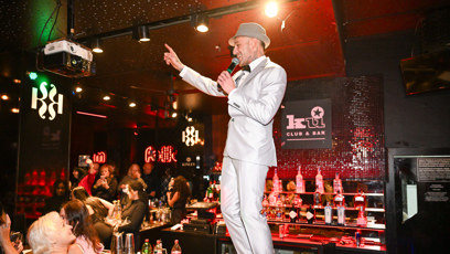 FOTO: Sámer Issa skočil na bar.