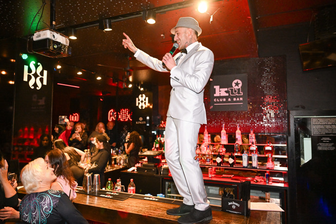 FOTO: Sámer Issa skočil na bar. – stránka 6