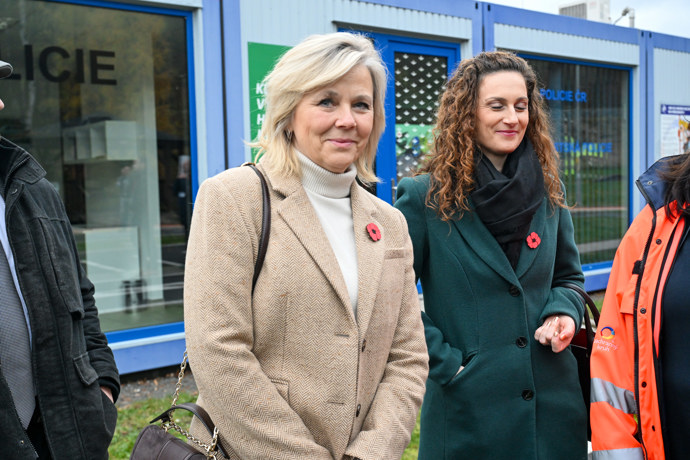 FOTO: První dáma Eva Pavlová byla samý úsměv. – stránka 111