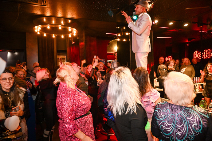 FOTO: Sámer Issa tančil na baru. – stránka 18