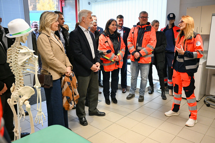 FOTO: Petr Pavel s Evou Pavlovou se baví se záchranáři. – stránka 119