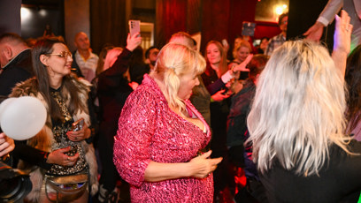 FOTO: Eva Poláčková v růžových šatech.