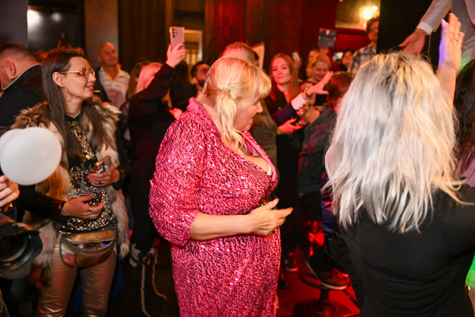 FOTO: Eva Poláčková v růžových šatech. – stránka 16