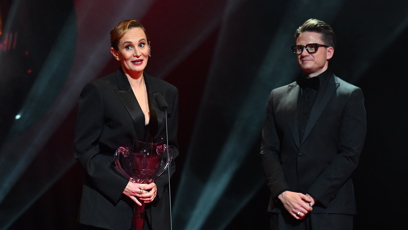 FOTO: Ondřej Brzobohatý předal Thálii Monice Absolonové.