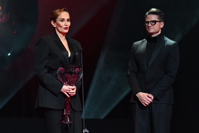 FOTO: Monika Absolonová dorazil v dobře padnoucím černém kostýmku. – stránka 5