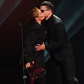 Monika Absolonová převzala cenu z rukou Ondřeje Brzobohatého.