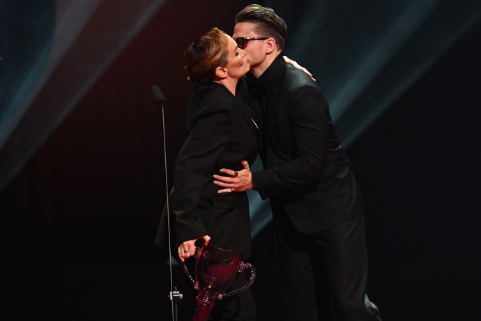 FOTO: Monika Absolonová převzala cenu z rukou Ondřeje Brzobohatého. – stránka 3