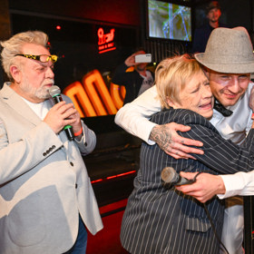 Jaroslava Obermaierová objala Sámera Issu. 