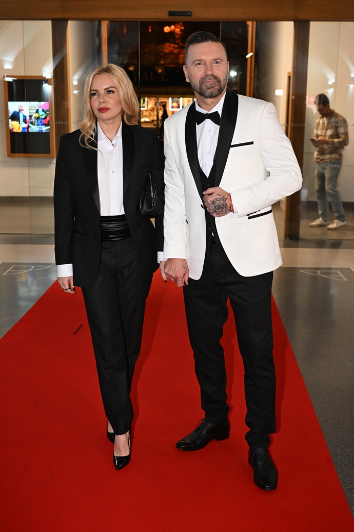 FOTO: Kateřina Kristelová s Tomášem Řepkou v elegantním černém outfitu. – stránka 42