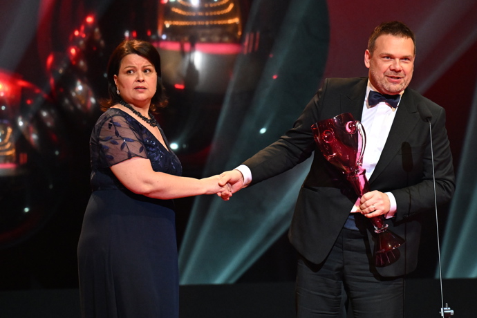 FOTO: Petra Alvarez Šimková převzala cenu z rukou ministra Martina Baxy. – stránka 44