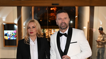 FOTO: Pár na červeném koberci.