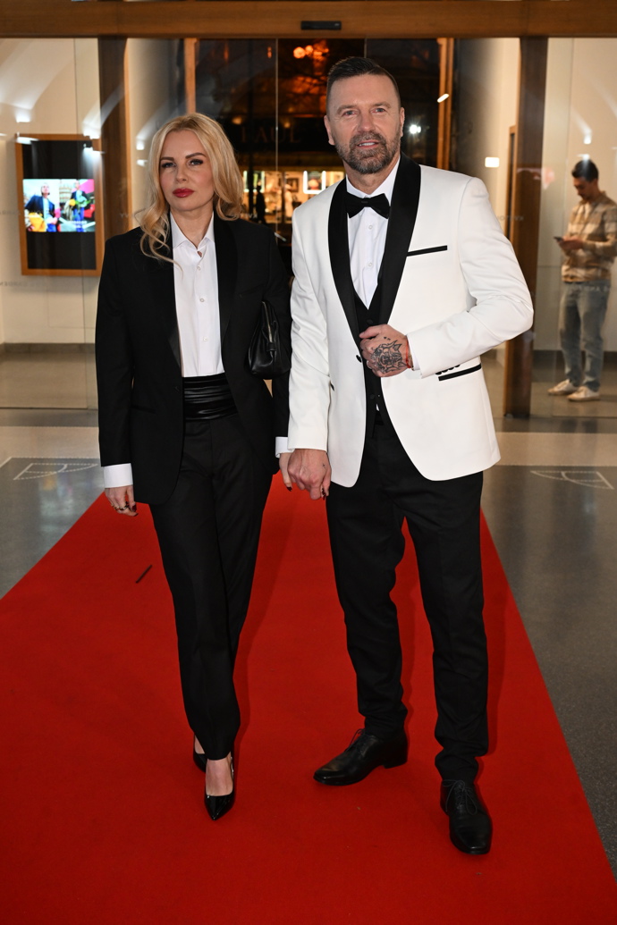 FOTO: Pár na červeném koberci. – stránka 46