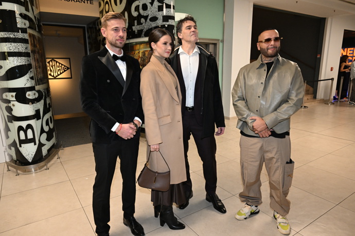 FOTO: Jaromír Jágr s Dominikou Branišovou. – stránka 28