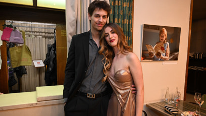 FOTO: Justýna Drábková randí s hokejistou.