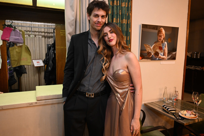 FOTO: Justýna Drábková randí s hokejistou. – stránka 3