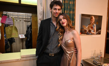 Justýna Drábková randí s hokejistou. 