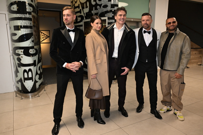 FOTO: Jaromír Jágr s Dominikou Branišovou. – stránka 10