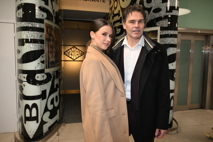 FOTO: Zamilovaný pár pózuje fotografům. – stránka 20