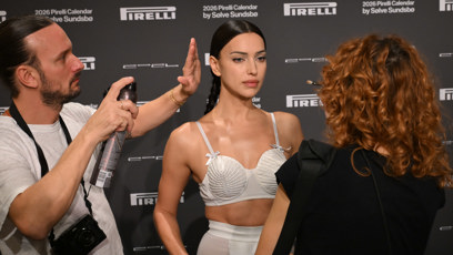 FOTO: Irina Shayk v péči stylistů.