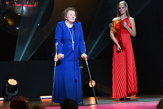 FOTO: Cenu za celoživotní mistrovství v opeře dostala sopranistka Natalia Achaladze Romanová. – stránka 39