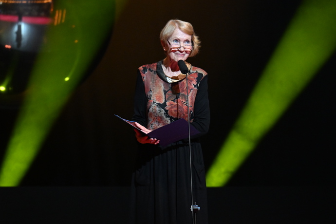 FOTO: Herečka Daniela Kolářová předávala cenu Thálie. – stránka 36