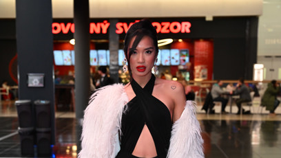 FOTO: Sarah Vu na červeném koberci.