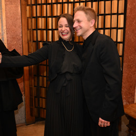 Tomáš Klus byl na premiéře v dobré náladě.