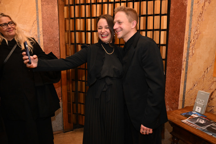 FOTO: Tomáš Klus byl na premiéře v dobré náladě. – stránka 16