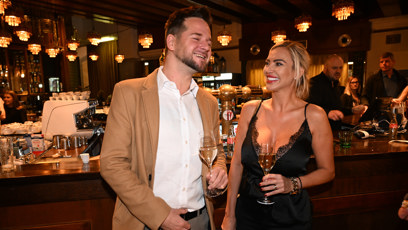 FOTO: Denise Ayverdi měla skvělou náladu po boku svého muže.