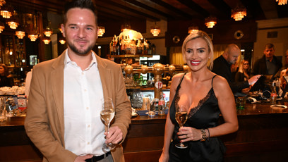 FOTO: Dvojice trávila čas u baru.