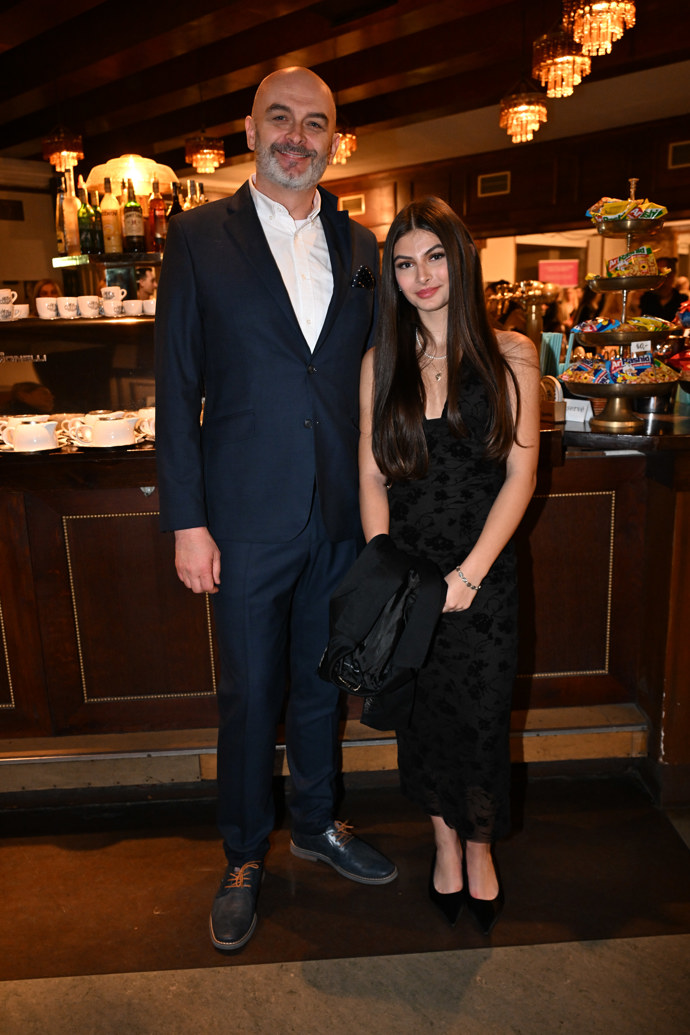 FOTO: René Decastelo s dcerou. – stránka 2