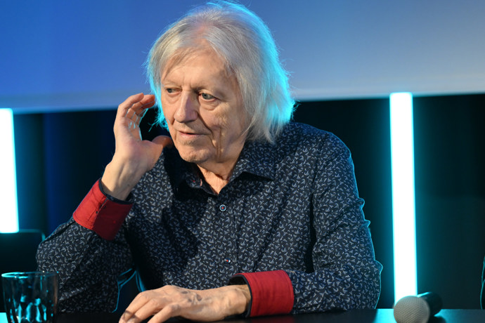 FOTO: Václav Neckář dorazil ve skvělé náladě. – stránka 11