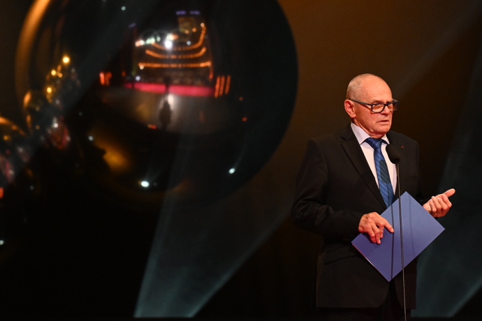 FOTO: Milan Kňažko předával cenu. – stránka 34