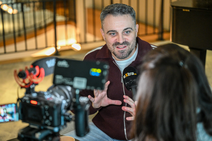 FOTO: Britský spisovatel Robert Bryndza představil v Praze svou novou knihu. – stránka 1