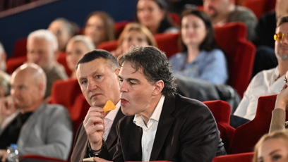 FOTO: Jaromír Jágr se plně oddal filmovému zážitku... a jídlu.