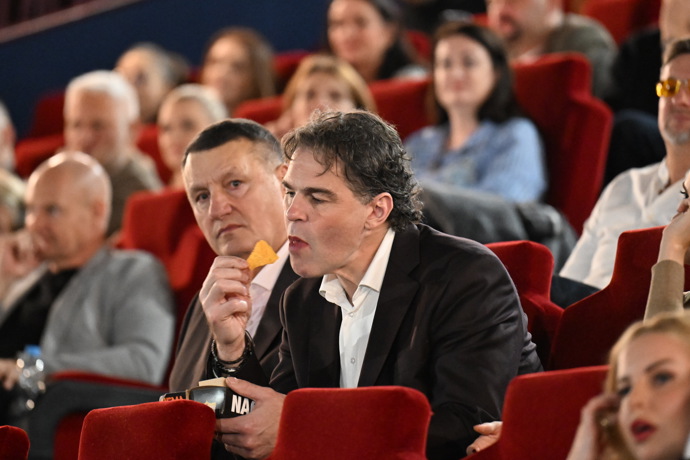 FOTO: Jaromír Jágr se plně oddal filmovému zážitku... a jídlu. – stránka 17