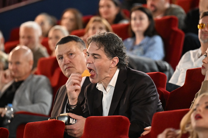 FOTO: Jaromír Jágr si s chutí dopřává chips. – stránka 16