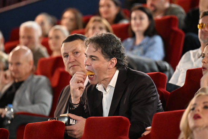 FOTO: Hokejová ikona v netradičním vydání. – stránka 14