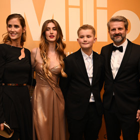 Bývalí manželé dorazili s dětmi jako jedna rodina.