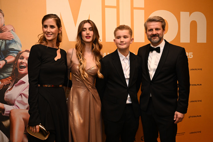 FOTO: Bývalí manželé dorazili s dětmi jako jedna rodina. – stránka 8