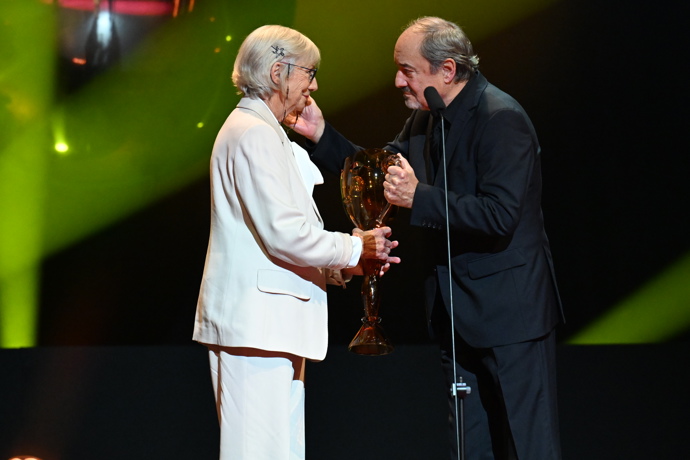 FOTO: Dana Syslová převzala cenu z rukou Viktora Preisse. – stránka 7