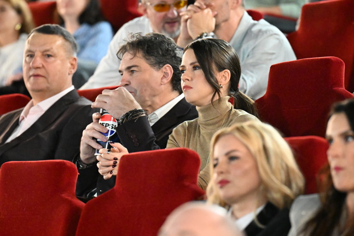 FOTO: Hokejista na dietě během filmové premiéry. – stránka 11