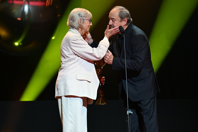 FOTO: Dana Syslová převzala cenu z rukou Viktora Preisse. – stránka 5