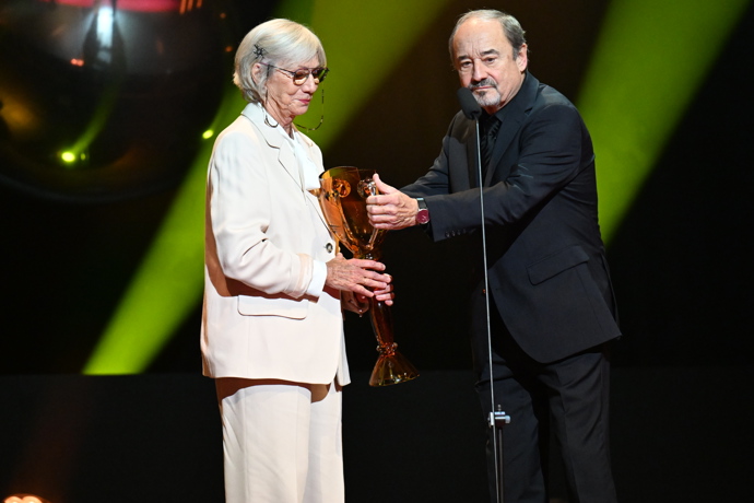 FOTO: Za celoživotní mistrovství v činohře byla oceněna Dana Syslová. Cenu ji předal herec Viktor Preiss. – stránka 4