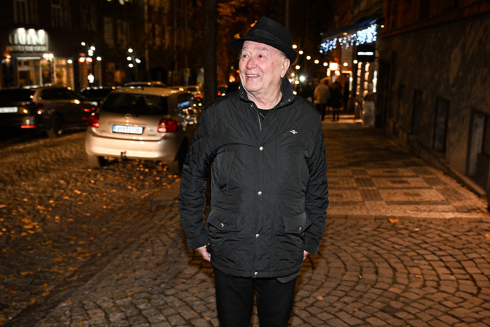 FOTO: Petr Janda čekající na odvoz. – stránka 48