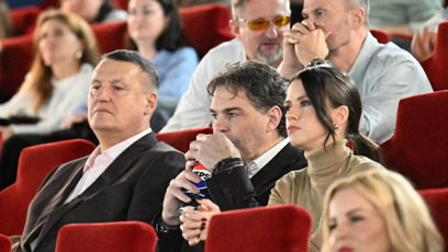 FOTO: Zamilovaný pár na večerní akci.