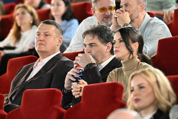 FOTO: Zamilovaný pár na večerní akci. – stránka 10