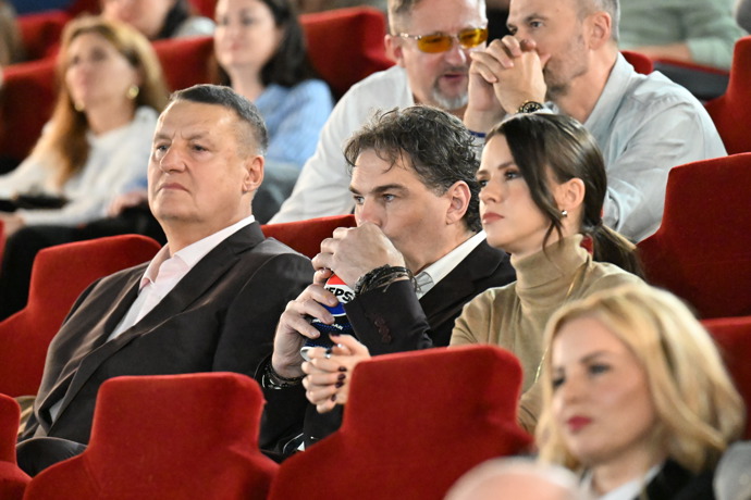 FOTO: Cola nesmí chybět. Jágr si vychutnává Pepsi. – stránka 9