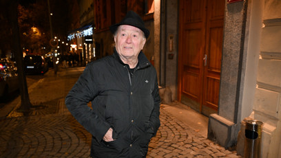 FOTO: Petr Janda v černém kabátku a klobouku.